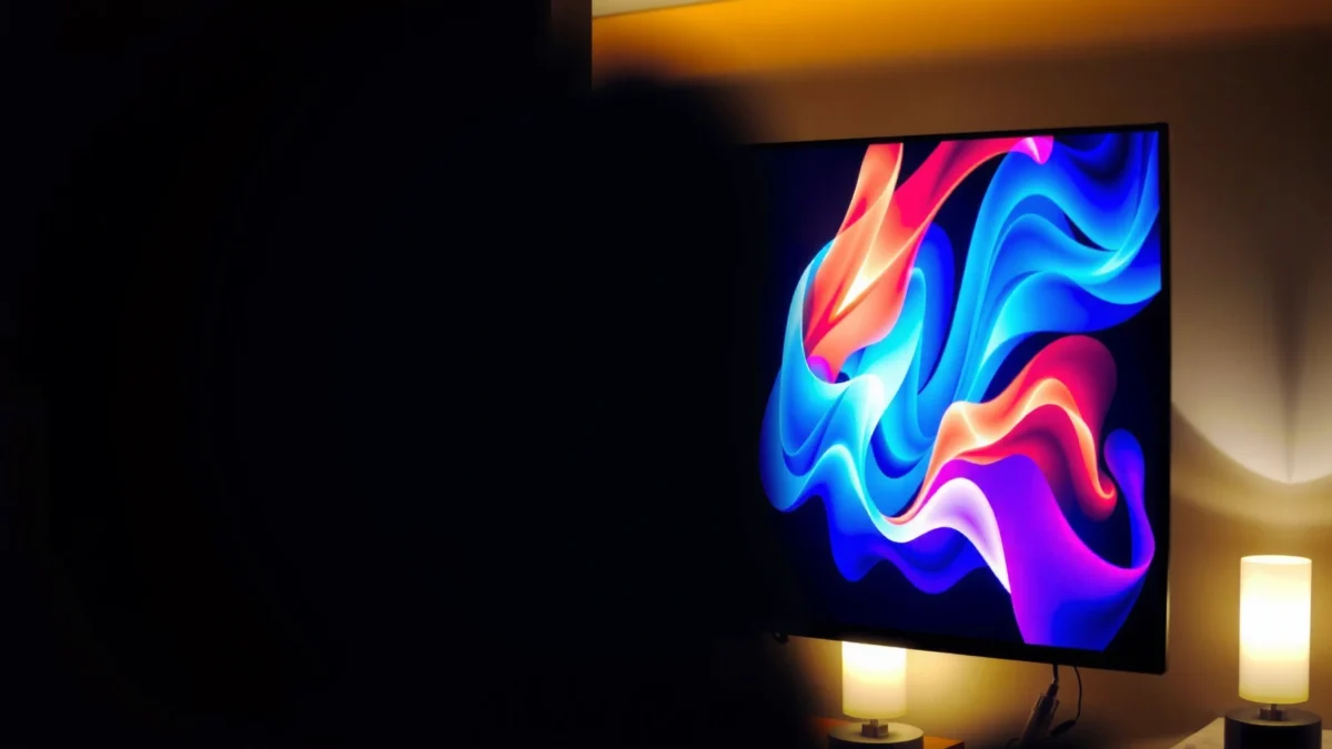 Comparison of TCL TV and Hisense TV picture quality in a side-by-side view.