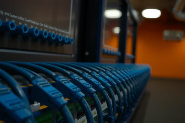Illustration of Ethernet backhaul improving mesh network speed and performance.