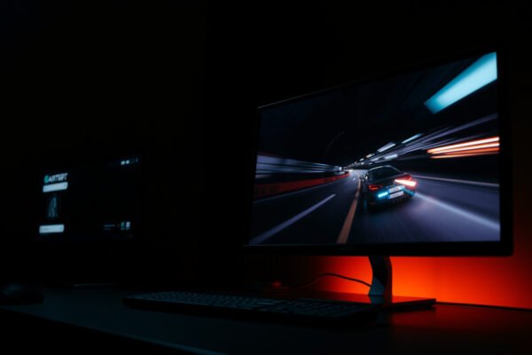Comparison of OLED and Mini-LED displays for gaming, highlighting motion, contrast, and burn-in.